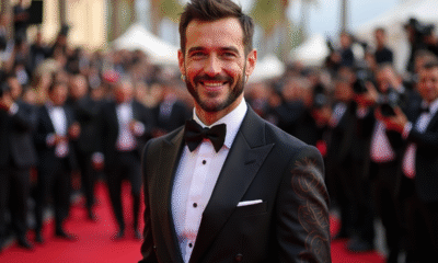 Acteur célèbre avec tatouages maoris en costume élégant lors d'un tapis rouge