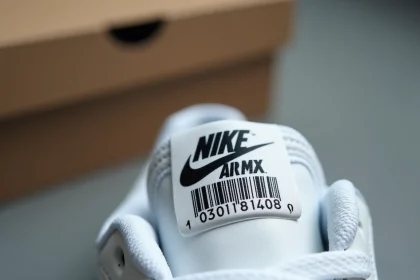 Gros plan sur le code UPC d'une étiquette Nike authentique sur la languette d'une chaussure Air Max blanche